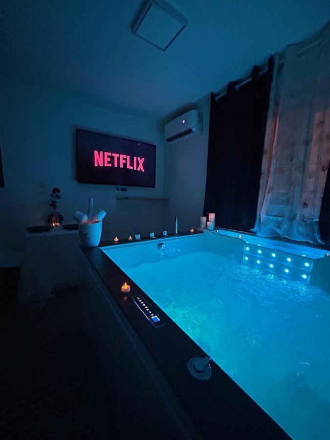 Love Room A Cannes - Appartement 25M2 Pour 2 Personnes Avec Un Jacuzzi Prive Exterior photo