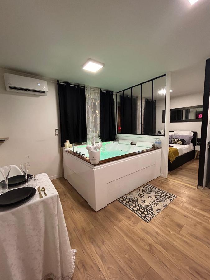Love Room A Cannes - Appartement 25M2 Pour 2 Personnes Avec Un Jacuzzi Prive Exterior photo